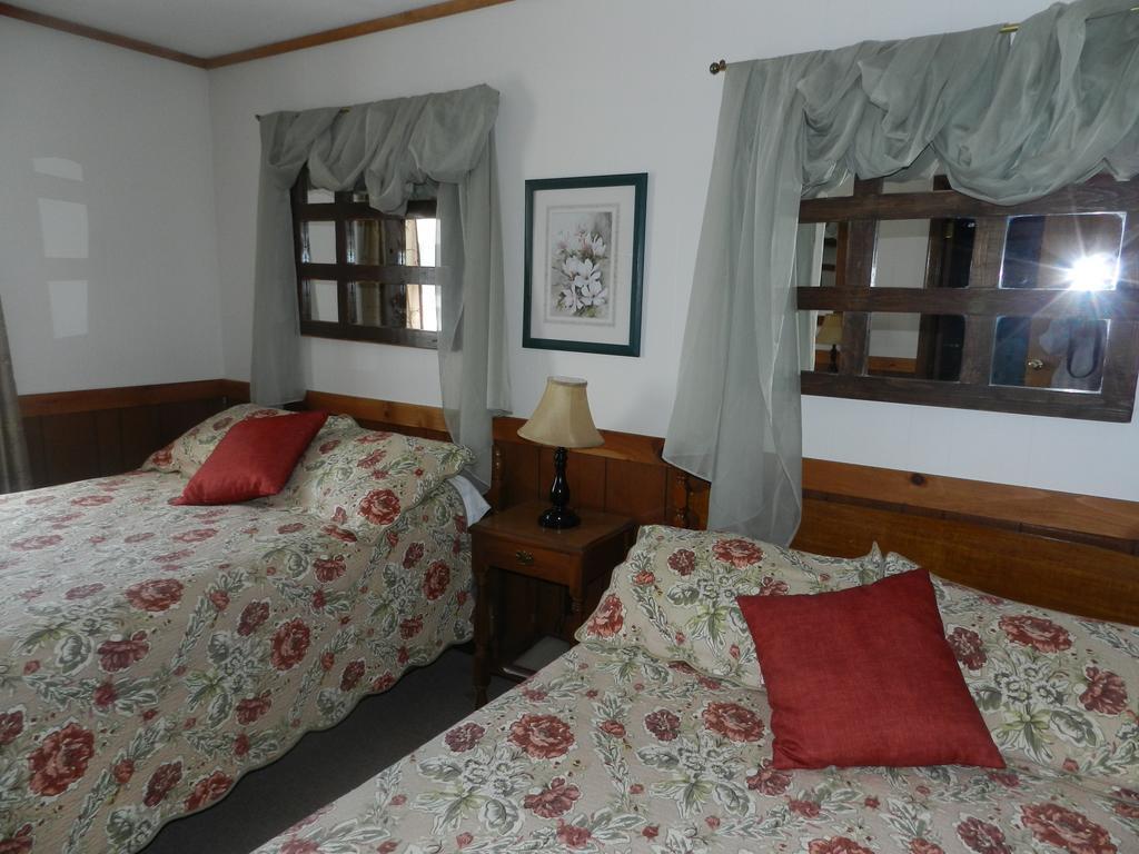 Swiss Farm Inn Pittsfield Room photo